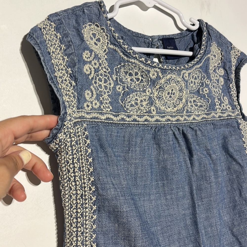 GAP Kid’s Blue Cream Embroidered Floral Stitch Shirt Size Small - Picture 2 of 7